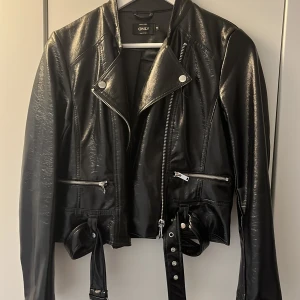 Glansig skinkacka  - Only skinjacka glansig  i storlek 36 i mycket fint skick 