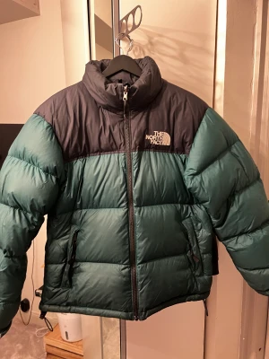 The north face jacka  - Snygg vinterjacka skick 6/10 ett lagat hål på vänstra hörnet i ryggen . Inga fläckar Oversized S  Skriv om ni har några frågor✍️