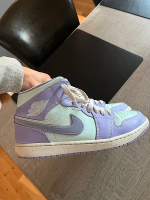 Jordan 1 - Säljer mina Jordan 1. Kommer inte till användning längre och någon annan kanske vill ha de. Retail 3 lax säljer för 1 lax pga användning. Kan gå ner snabb affär