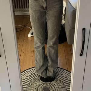 Säljer mina jeans som ja köpte på gina för ett tag sen. Kommer it till användning o vill därför sälja. Sytt till mid waist men inget som syns på💕 kan diskutera pris pågrund av att ja sytt dom! 