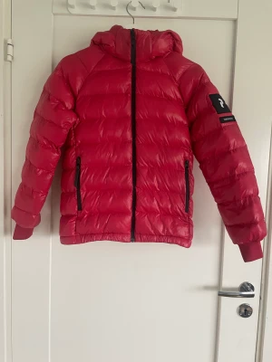 Peak performance jacka  - Varm & skön vinterjacka. Dock har  detaljen på höger fickan låsnat. Där av priset. Jackan köptes ny i vintras för 1800. 