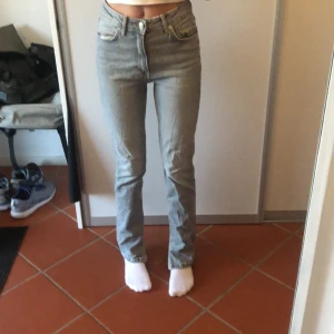 Grå Zara Jeans - Superfina Zara Jeans!! Gråa högmidjade med slit!! Passar bra på mig som är 169cm🩷☺️Jättebra skick o nästa aldrig använda!