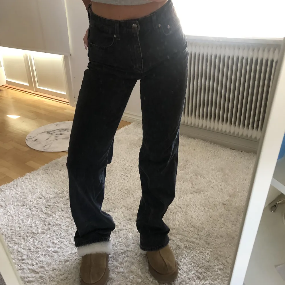 Jeans storlek 36 och jag är 170cm lång 😊 Så så bra skick har nästan inte använt . Jeans & Byxor.