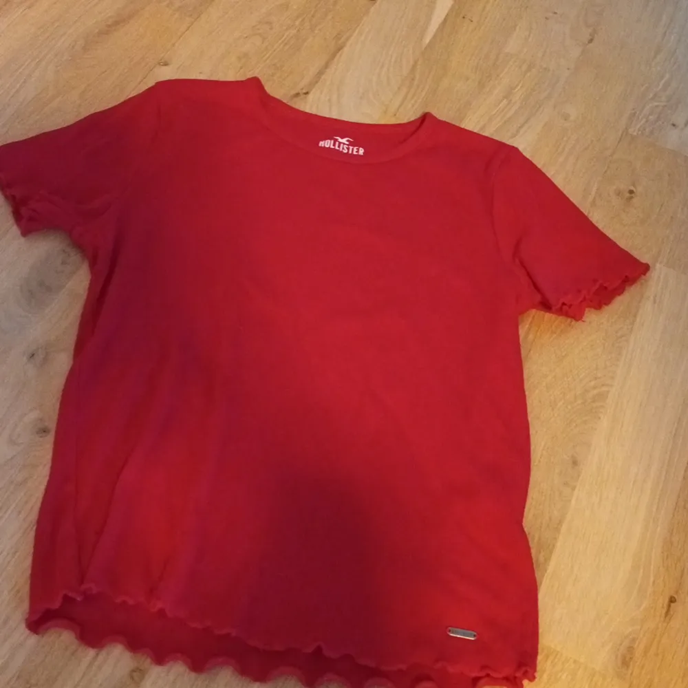 Röd ribbad holister tröja i xs, endast andvän ett fåtal gånger.. T-shirts.