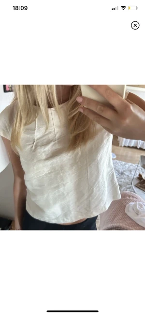 Cremevit topp - Jättesnygg topp till fest eller middag, tyvärr förliten för mig. Bilderna är från tidigare ägaren. Skriv för egna bilder❤️ 