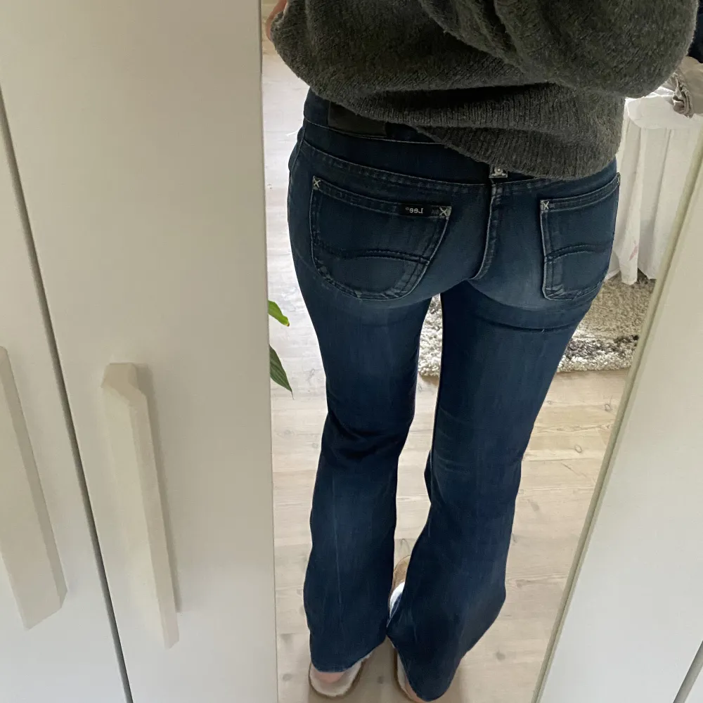 Superfina utsvängda jeans från Lee, står ingen storlek men skulle säga att de är en S/XS. Jag är 175.. Jeans & Byxor.