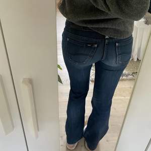 Superfina utsvängda jeans från Lee, står ingen storlek men skulle säga att de är en S/XS. Jag är 175.