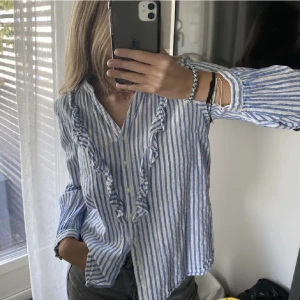 Blus - Superfin blus men som tyvärr inte passade mig! Storleken är 40 men passar som en 36/34💗