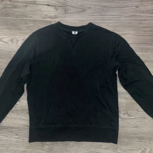 Arket tröja - Säljer då den inte används längre. Stilren och snygg cut samt passform. Använd men gott skick! Storlek S och sitter bra på mig som är 175!