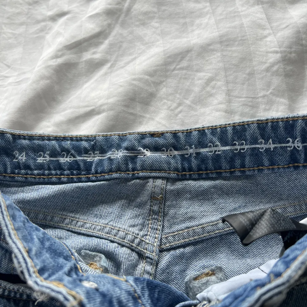 Säljer dessa jeans som är för små för mig❣️❣️❣️köpta för ung 499. Jeans & Byxor.