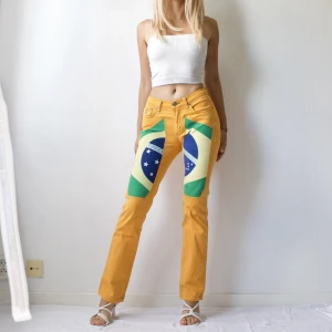 Brasilien Jeans - • LIMITED EDITION JECKERSON JEANS WITH IMITATION SUEDE BRAZIL PATCHES. SMAL SPOT ON ONE OF PATHES OTHERWISE PERFECT!  • SIZE - 26 (Fits XS-S) • BRAND - Jeckerson • MATERIAL - 97% cotton, 3% f.a