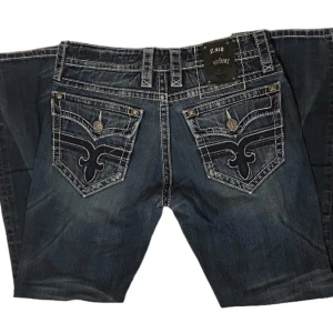 Rock revival jeans  - As feta ROCK REVIVAL distressed Jeans dom är klippta längst nere på benen tar emot trades och priset kan sänkas vid snabb affär