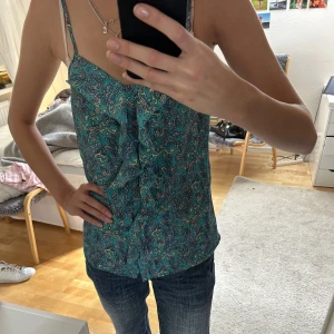 Mönstrat linne med volanger - Assnyggt linne med mönster och volanger!