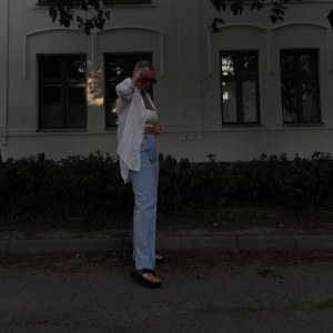 Hanna Schönberg for NA-KD, kostymbyxor  - Ljusblå kostymbyxor från Hanna Schönbergs kollektion för NA-KD. Endast använda 4 gånger