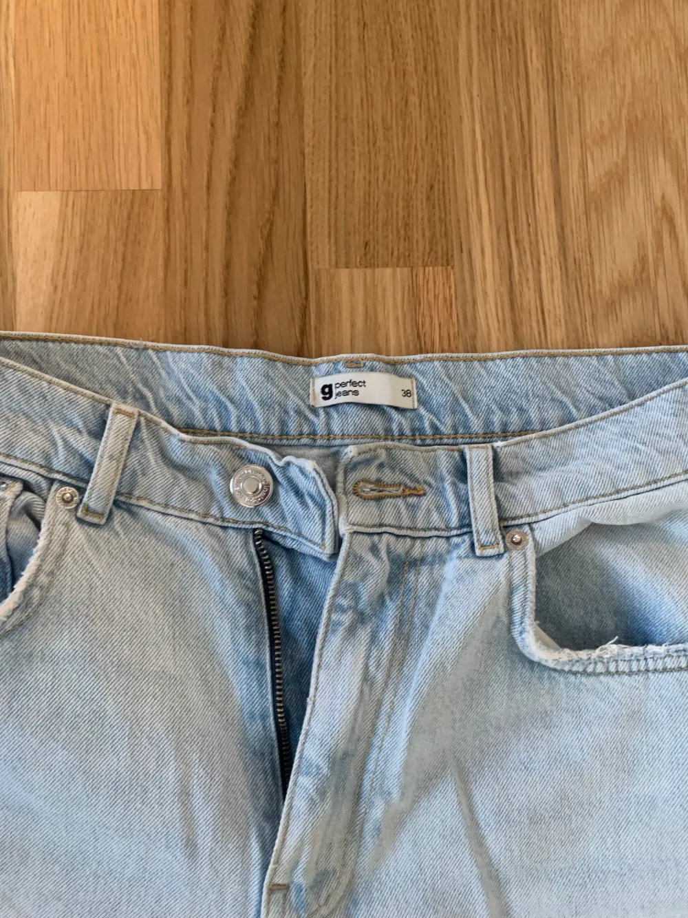 Jeans med slitningar från Ginatricot Storlek 38 Inga anmärkningar, i fint skick. Jeans & Byxor.