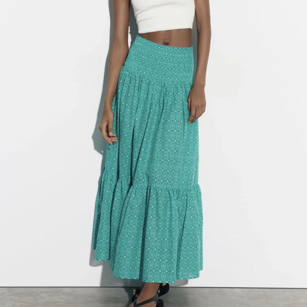 Säljer denna kjolen ifrån Zara som inte kommer till användning längre. Köpte den denna sommaren så använd Max 5 gånger . Skriv till mig för fler bilder!. Kjolar.