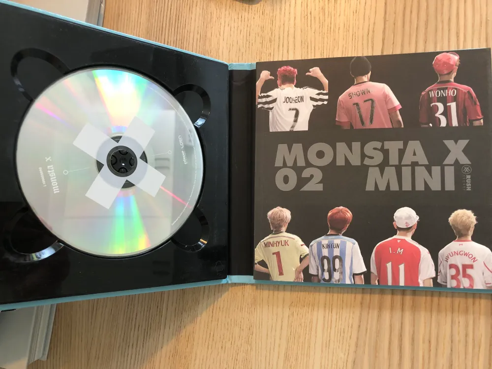 Monsta X Rush mini Album från 2015. Innehåller endast ett kort, på Hyungwon. Kan skickas per post, eller mötas upp i Malmö. . Övrigt.