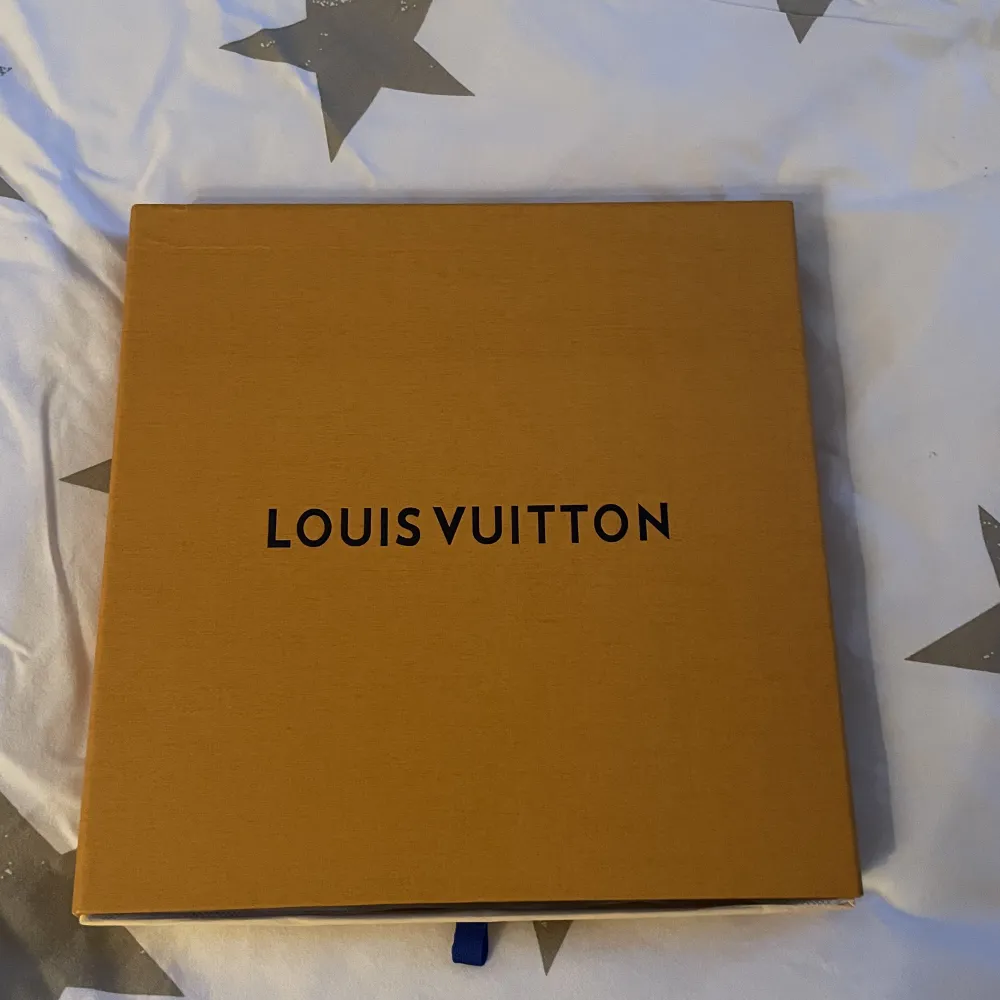 Svart Louis Vuitton Mössa.  Använd en ggn. Box ingår!. Övrigt.