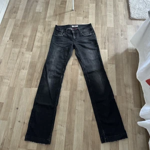 Fornarina jeans  - Raka i modellen, strl 30 i midjan och tillräckligt långa för mig som är 1.78, lågmidjade! Skriv för bild på🪻
