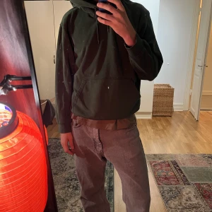 Weekday Hoodie - Säljer denna stiliga gröna hoodie från Weekday i storlek medium. Hoodien är i bra skick och ett perfekt tillskott för kyligare dagar. Passa på att göra ett hållbart val och komplettera din garderob!