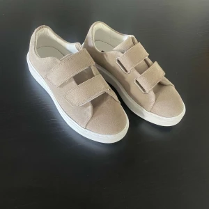 Sneaky Steve skor  - Säljer mina Sneaky Steve Rescue W Suede i dammodell, storlek 38. Inköpta juni 2023, endast använda en gång, pga fel storlek. Nyskick. Nypris 1 599 kr, mitt pris: 800 kr, dvs halva priset🤍
