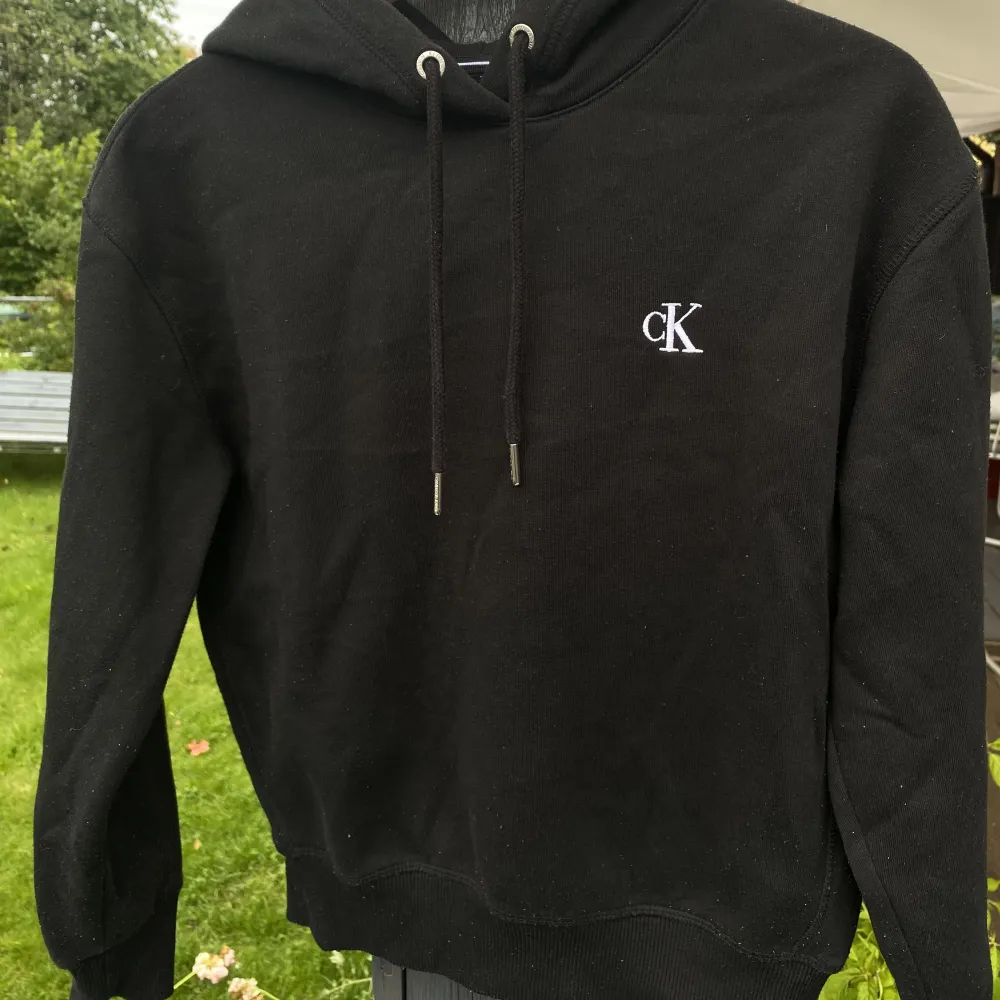 Jätte fin Calvin Klein Hoodie som är förliten så i bra skick. . Hoodies.