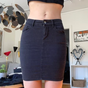 Svart jeanskjol - Svart stretchig jeans. Bra skick!