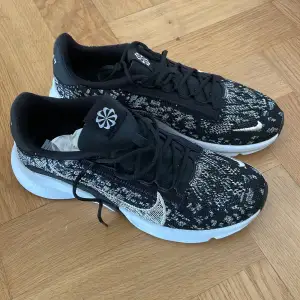 Not used ! Bought it for mum while travelling, but when she tried it was one size big for her. Missed the deadline to return. I don’t have the box but I can put it in another Nike box😊 Size 40, 25.5cm New price 1249 sek Meetup in stockholm!