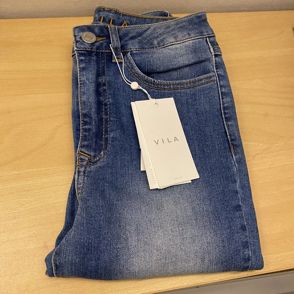 Säljer dessa suuuperfina jeans ifrån VILA i storleken S då dom är för små för mig omkring höfterna. Dom är i helt nytt skick och endast testade!🤍. Jeans & Byxor.