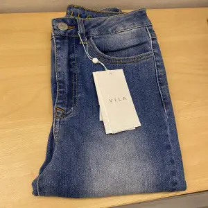 Säljer dessa suuuperfina jeans ifrån VILA i storleken S då dom är för små för mig omkring höfterna. Dom är i helt nytt skick och endast testade!🤍