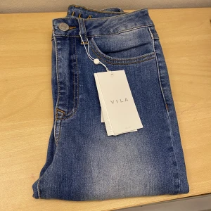 Splitternya jeans - Säljer dessa suuuperfina jeans ifrån VILA i storleken S då dom är för små för mig omkring höfterna. Dom är i helt nytt skick och endast testade!🤍