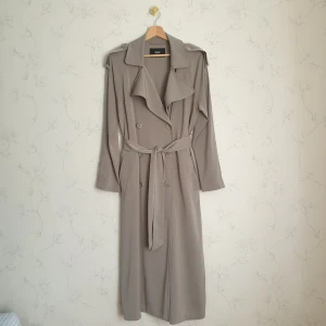 Grön tunn trenchcoat  - Beskrivning kommer snart, dm mig vid intresse