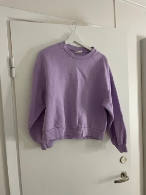 Lila mjukiströja Gina Tricot - Lila sweatshirt i mysigt material från Gina tricot. Supermjuk på insidan. Fint skick, storlek S💓🌸