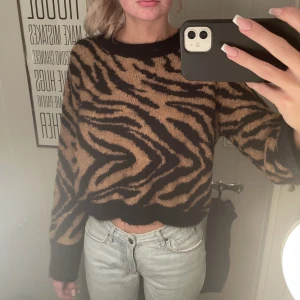 Mjuk stickad tröja - Stickadtröja med zebramönster. Jättemjukt, fluffigt material. Bra skick.