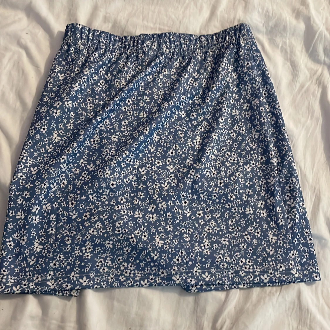 Blommig kortkjol  - 90