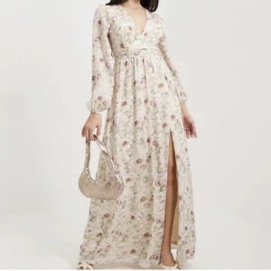 Långklänning - Säljer denna långklänning från Nelly, remember me dress. Nypris 800kr. Aldrig använd med lapp kvar. För stor och lång för mig som är 156cm och 32/34 i strl. 