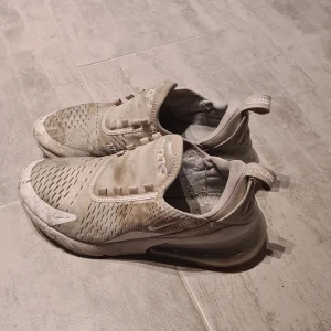 Nike air 270  - Bra skick men smutsiga men går att tvätta storlek 38.5 men jag får på dem och jag har storlek 41