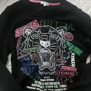 En KENZO tröja/sweater i storleken XS. Har använts nån gång så den är i väldigt gott skick med bra material. Säljer den för den inte passar min stil. Kan gärna mötas upp i Stockholm eller frakta 🥰