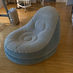 Uppblåsbar fåtölj  - En skön uppblåsbar fåtölj💕. Ungefär 1m hög och 1m bred. I färgen gråblå