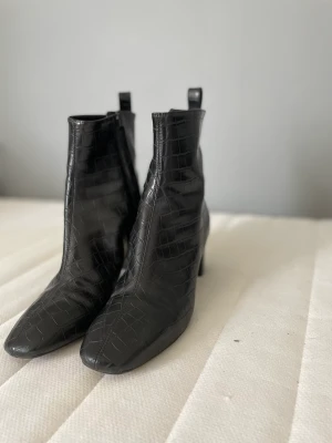 Svarta klackar  - Använt fåtal gånger, bra skick!