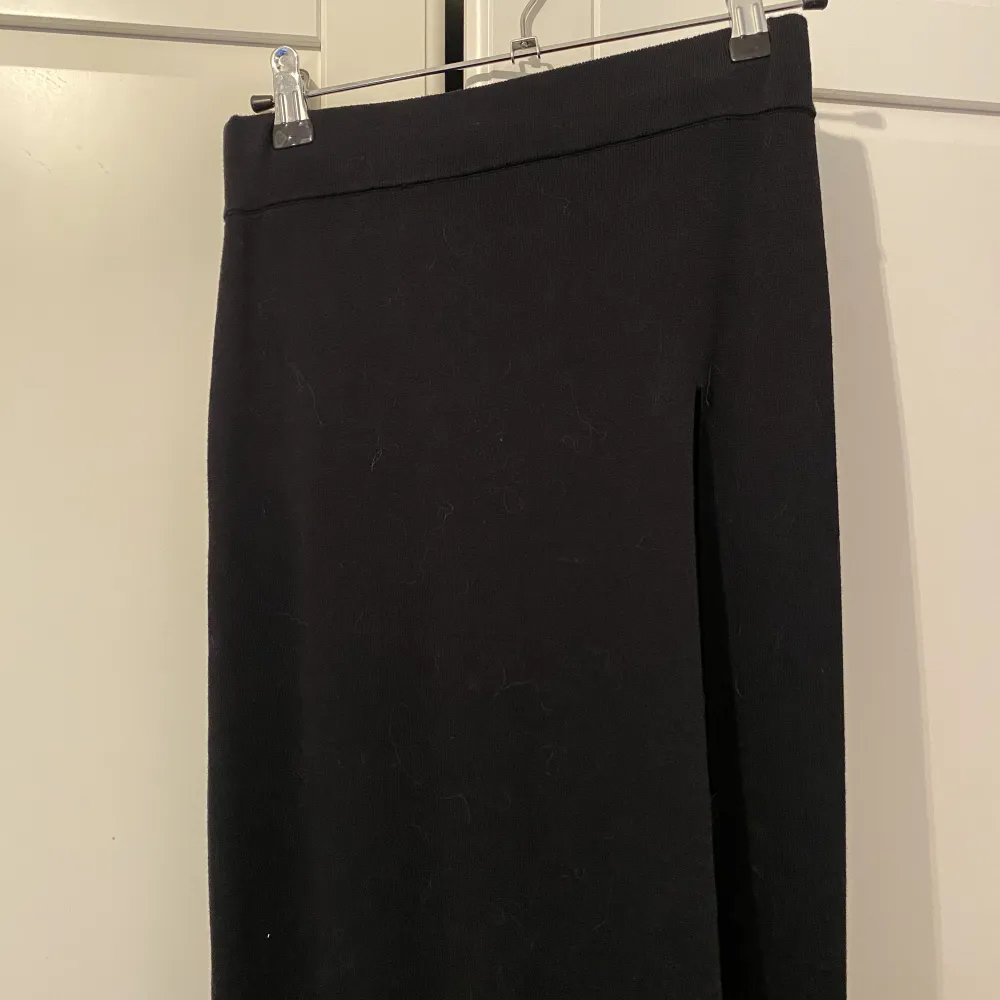 Lång svart kjol med hög slits från Fashion Nova. Använd använd då den blir lite lång på mig som är 160 lång. . Kjolar.