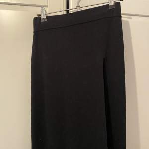 Lång svart kjol med hög slits från Fashion Nova. Använd använd då den blir lite lång på mig som är 160 lång. 