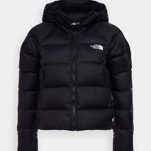The north face jacka - Säljer nu min super snygga the north face jacka💕💕Köpt på Zalando för 2500 säljer nu för 1250💕 Inga hål eller några fläckar, sparsamt använd. Hör av er vid frågor/bilder🩷