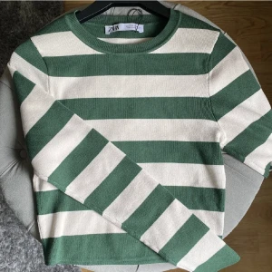 Långärmad randig tröja - Jättefin långärmad tröja från Zara! I nyskick!🩷