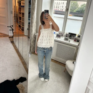 Vit topp - Säljer en så fin genomskinlig-mönstrad topp från Zara som knappt är använd!!💗