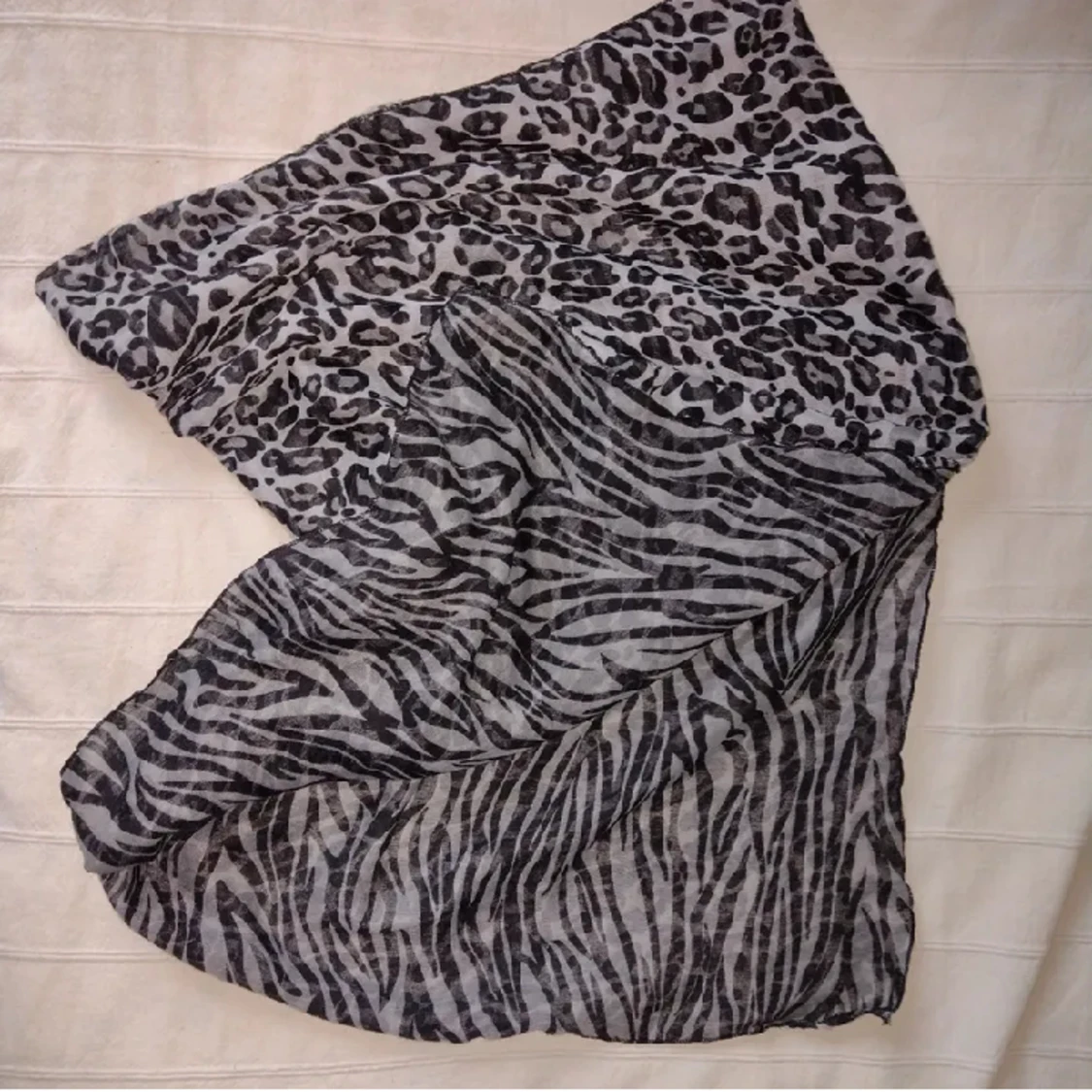 Lång grå/svart sjal/halsduk - djurmönstrad/mönstrad - 90