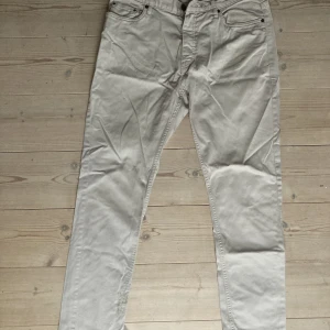 Ljusa Chinos från H&M  - Ljusa chinos från H&M  Storlek M - slim fit  Sparsamt använda och i gott skick 