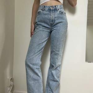 Superfina jeans från Asos🥳W25/L32, men skulle säga att de mer är längd 33. Rätt lös passform men sitter bra i midjan. Använd ett fåtal gånger, så i bra skick❤️‍🔥