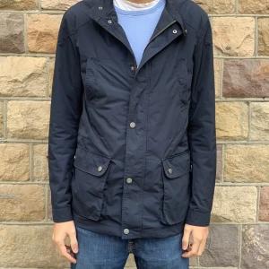 Höst Jacka - säljer mina jätte snygga jacka, perfekt för höst, skick 10/10, marinblå, stl M, skriv för fråga 🥂