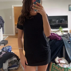 T-shirt klänning  - Säljer denna supersköna svarta T-shirt klänning som är så skön arts slänga på sig hemma. 😊nyskick